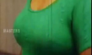 فيديو إباحي مفلس تشارلي يطرح في بيكيني صفراء سكسيبنات مع حيوانات